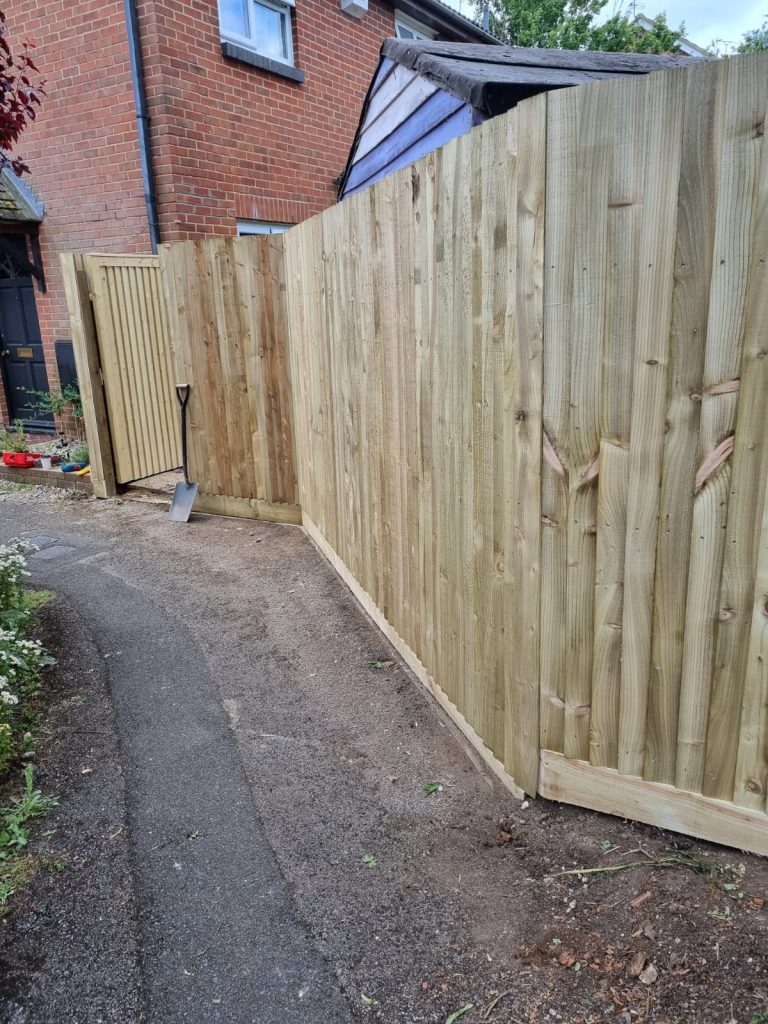 Wooden-Fence-and-Gate-Construction-02
